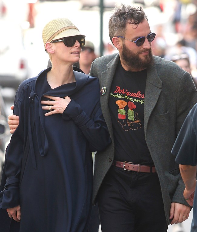 Τίλντα Σουίντον: η πιο σοφιστικέ εμφάνιση στο κόκκινο χαλί έχει μια ιστορία να πει