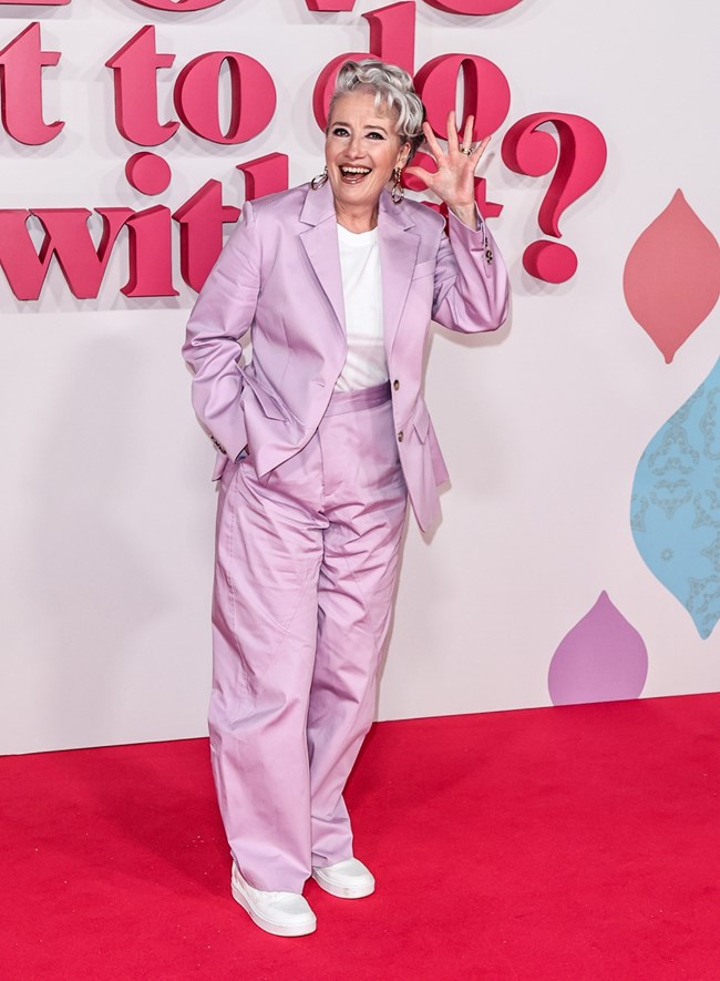 Έμμα Τόμσον: Η γυναίκα "έμπνευση" φόρεσε το κουστούμι στην πιο ανοιξιάτικη απόχρωση