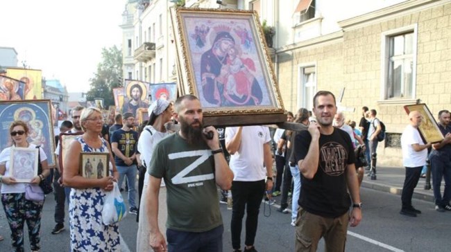 Σερβία: Λιτανεία στους δρόμους κατά του EuroPride με σταυρούς, εικόνες και φωτογραφίες του Πούτιν