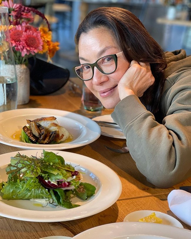 Η Μισέλ Γιό είναι 60 ετών και κανείς δεν το πιστεύει