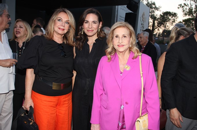 Η Αγάπη Πολίτη είπε "αντίο" στο λευκό παντελόνι με το πιο cool χρώμα του φετινού καλοκαιριού