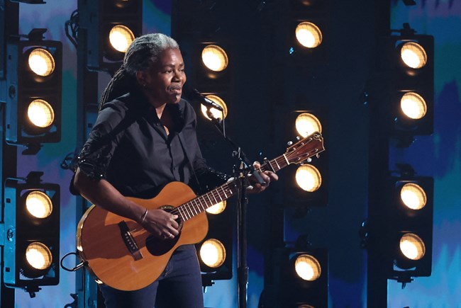 To Fast Car της Τρέισι Τσάπμαν γίνεται ν. 1 στο iTunes μετά την εμφάνιση στα Grammy