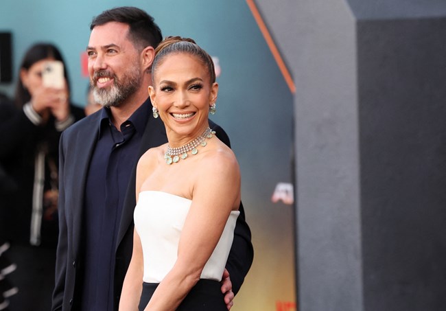 Τζένιφερ Λόπεζ: Μόνη της, χωρίς τον Μπεν Άφλεκ έφτασε στην πρεμιέρα της ταινίας της Atlas με τις φήμες του χωρισμού να φουντώνουν