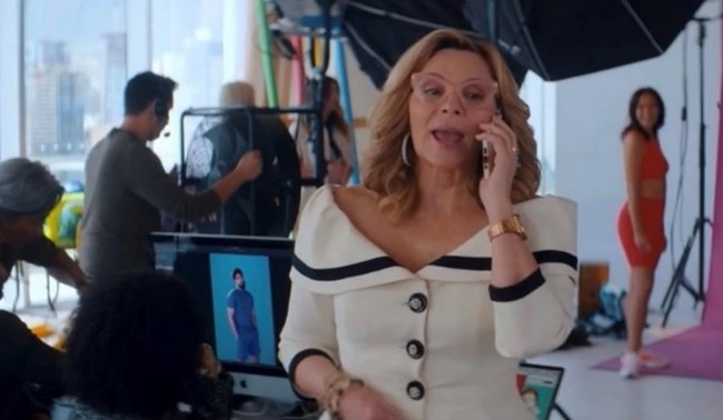 Η Κιμ Κατράλ με σακάκι Σίλια Κριθαριώτη στη νέα σειρά ''Glamorous'' όπου πρωταγωνιστεί