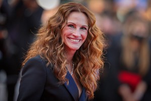 Τζούλια Ρόμπερτς-Ντάνι Μόντερ: Γιορτάζουν 22 χρόνια γάμου με ένα καυτό φιλί