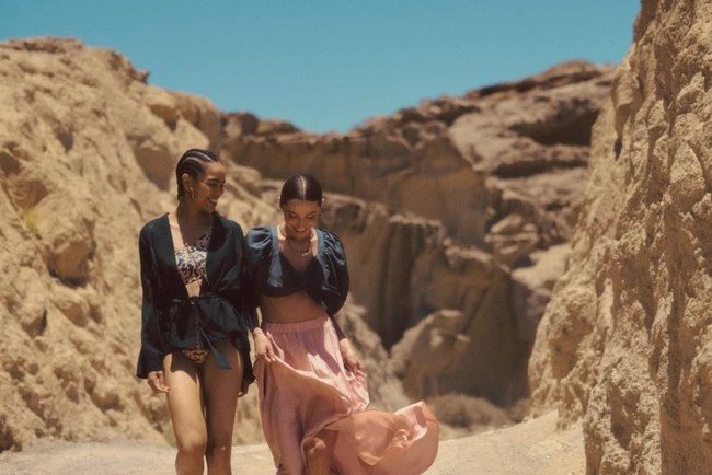 Για την καλοκαιρινή συναυλία, την παραλία, τα cocktail nights | Πώς θα δημιουργήσεις τα πιο κομψά looks από τη νέα limited edition συλλογή της Answear.LAB