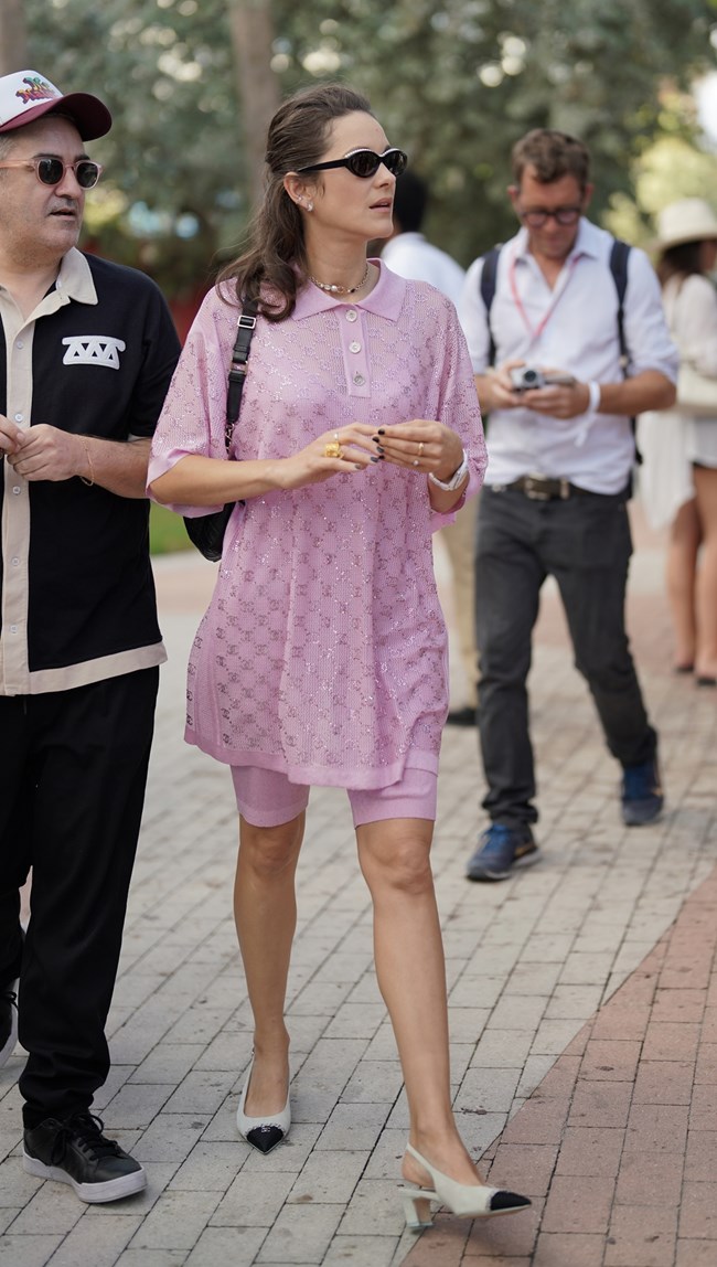 Μαριόν Κοτιγιάρ: Το τολμηρό της στυλ στην επίδειξη του οίκου Chanel στο Μαϊάμι