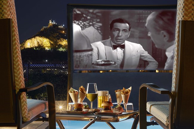 Pool Your Cinema: θερινό σινεμά με θέα τον Λυκαβηττό, δίπλα στην πισίνα στο ξενοδοχείο Μεγάλη Βρετανία