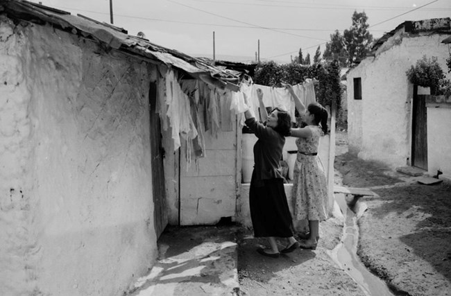 Η ιστορία της μπουγάδας:  "Στα σύρματα μπουγάδες απλωμένες, φέγγουν οι τοίχοι, φέγγουν οι αντένες"
