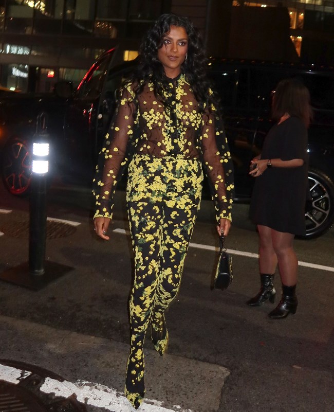 Σιμόν Άσλεϊ: To "ανθισμένο" υπέροχο λουκ της