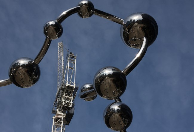 "Infinite Accumulation": Η λατρεμένη "γιαγιά της Τέχνης", Γιαγιόι Κουσάμα κατέκτησε το Λονδίνο με το νέο της γλυπτό