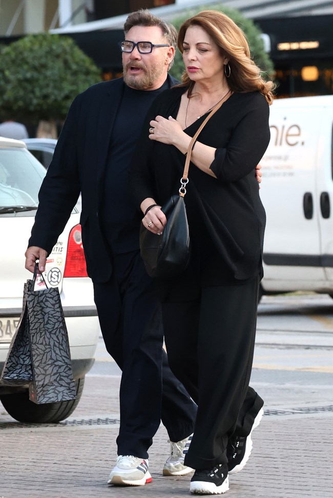 Sporty chic: Η total black εμφάνιση της Άντζελας Γκερέκου και τα sneakers που θα φορέσουμε φέτος την άνοιξη