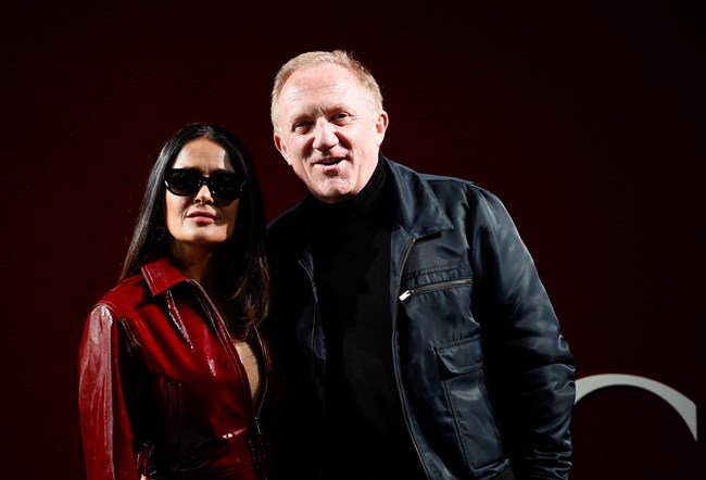 Η "Φρίντα" φοράει Gucci: Η Σάλμα Χάγιεκ έκανε ακόμα μια statement εμφάνιση στο σόου του Gucci