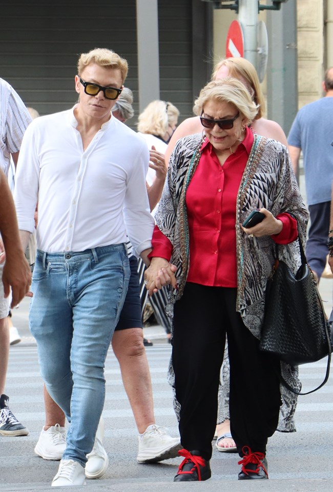 Μαρινέλλα - Τάκης Ζαχαράτος: Xέρι- χέρι στους δρόμους της Αθήνας, λανσάρουν το απόλυτο street style