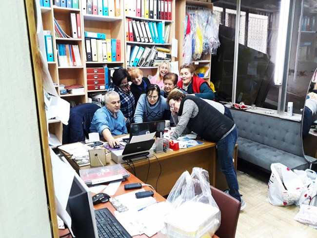 Ο "γκουρού των στολών" που ντύνει χιλιάδες καρναβαλιστές κι έραψε μέχρι και για το Βενετσιάνικο καρναβάλι