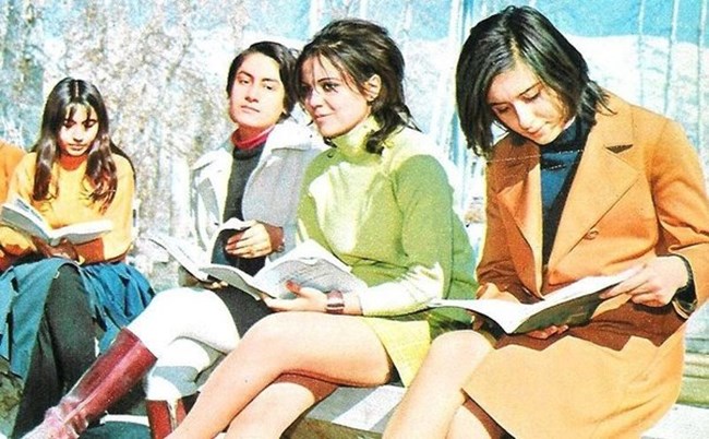 Όταν οι γυναίκες στο Ιράν σπούδαζαν, φορούσαν μίνι και έπαιζαν τένις