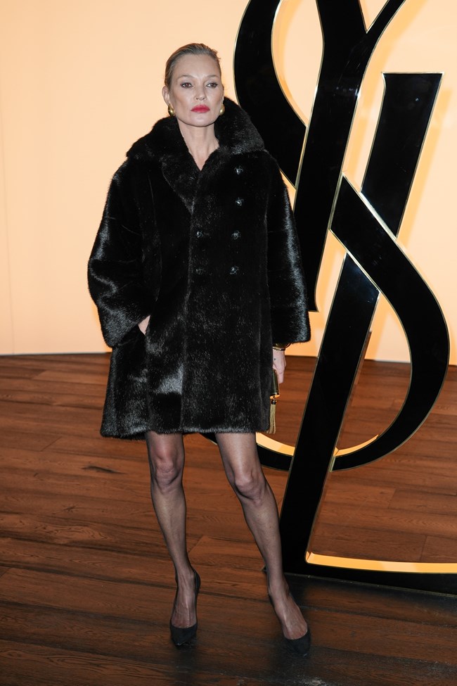 Τα "killer legs" της Κέιτ Μος έκλεψαν την παράσταση στο ντεφιλέ του YSL