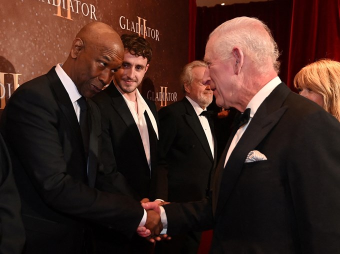 Ντένζελ Ουάσινγκτον σε βασιλιά Κάρολο: "Δεν ήξερα αν έπρεπε να σας πιάσω το χέρι ή όχι"