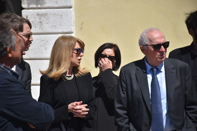 Η Ελλη Στάη μαζί με τον γιο και τον αδερφό της στην κηδεία της μητέρας της, Ρενέ Τσαρλαμπά