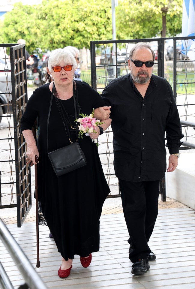 Ξένια Καλογεροπούλου: Η αγκαλιά της Μαρίνας Ψάλτη στην κηδεία του Γιάννη Φέρτη