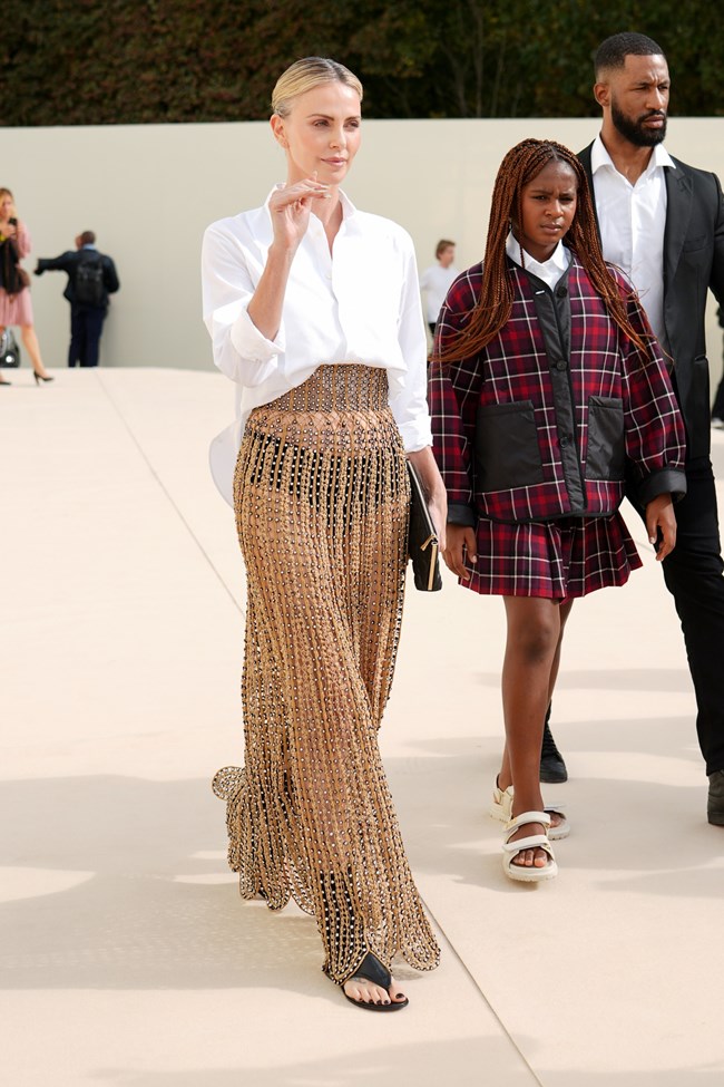H "αυτοκρατορική" Σαρλίζ Θέρον και η κόρη της εντυπωσίασαν στο σόου του Dior, στο Παρίσι