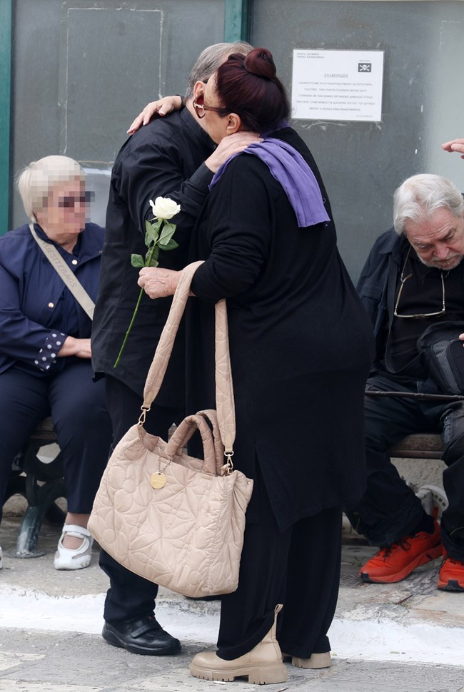 Κηδεία Άννας Παναγιωτοπούλου: "Λύγισε" ο Σταμάτης Φασουλής στην αγκαλιά της Μίρκας Παπακωνσταντίνου
