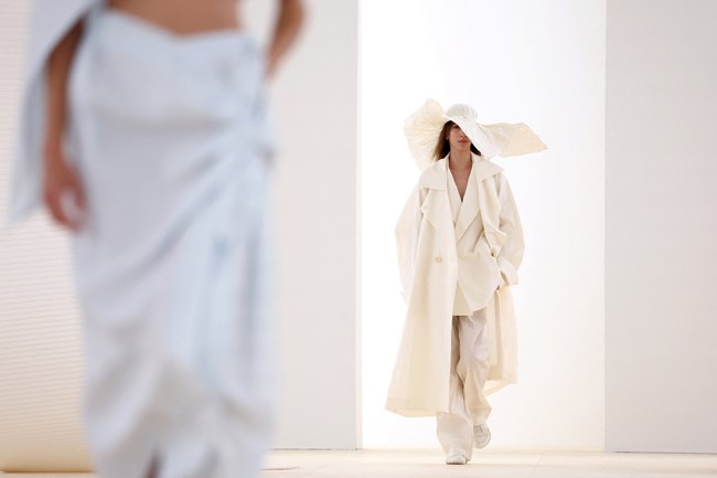 Zen-scape: Στο ντεφιλέ του Issey Miyake ακούγονταν κελαηδίσματα