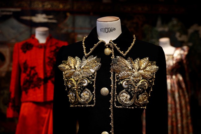 Ο οίκος Christie's δημοπρατεί μοναδική haute couture συλλογή μυστηριώδους Παριζιάνας