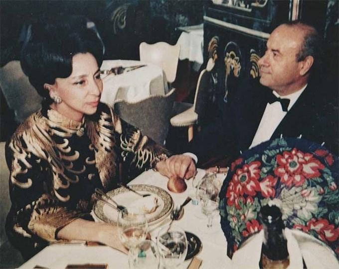 Η Νόνικα Γαληνέα φωτογραφίζει τις τρεις έφηβες κόρες της Αριέττα, Αλεξία και Αμαλία Μουτούση