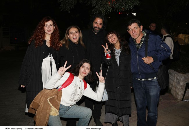 Οι δίδυμες Σκιαδαρέσες στην πρεμιέρα της μαμάς Μπέσυ Μάλφα αγκλαλιά με τον μπαμπά Γεράσιμο