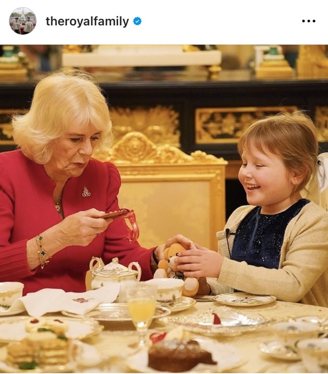 Η Καμίλα έκανε χριστουγεννιάτικο πάρτι τσαγιού για τυφλό κορίτσι