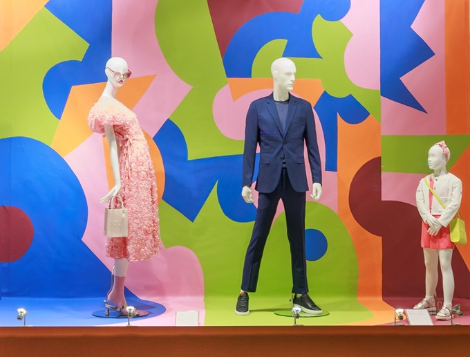 Οι ανοιξιάτικες βιτρίνες του notos γεμίζουν χρώμα το κέντρο της Αθήνας!