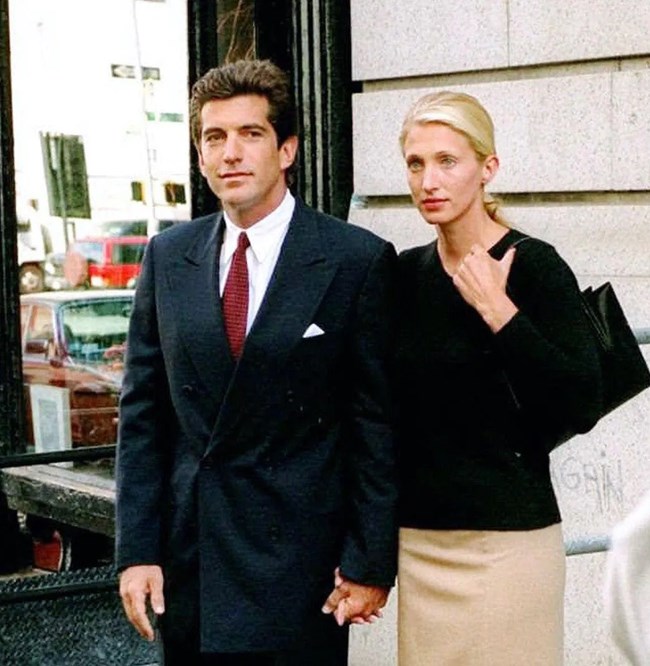 Η Prada αποτίει φόρο τιμής στην Κάρολιν Μπέσετ-Κένεντι με την τσάντα Prada Re-Edition 1995