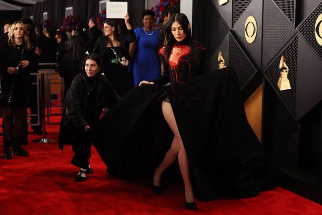 Βραβεία Grammy 2024: Το συγκλονιστικό φόρεμα της Caroline Polachek για το οποίο μιλάνε όλοι