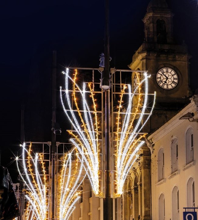 Ο βασιλιάς των χριστουγεννιάτικων στολιδιών που τα φτιάχνει από πλαστικά του βυθού