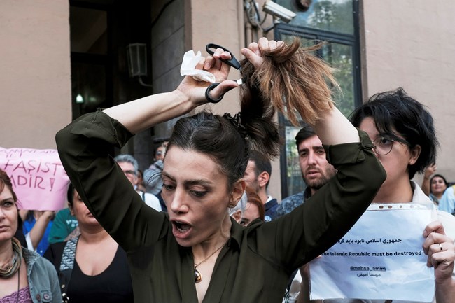 Το Ιράν φλέγεται: Μια σημαία από κομμένα μαλλιά αποτυπώνει όλη την οργή των γυναικών στο Ιράν