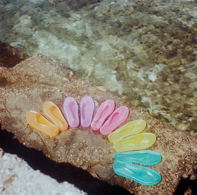 Jellies: Η ιστορία των πλαστικών παπουτσιών παραλίας που έγιναν "it"