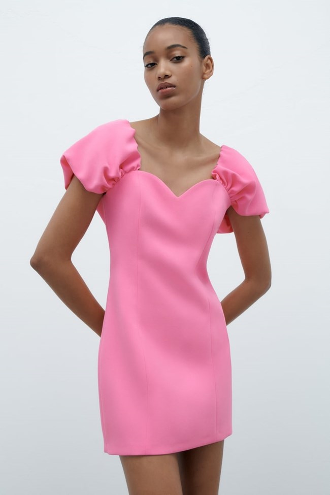 H Margot Robbie με custom Valentino είναι η επιτομή του barbiecore