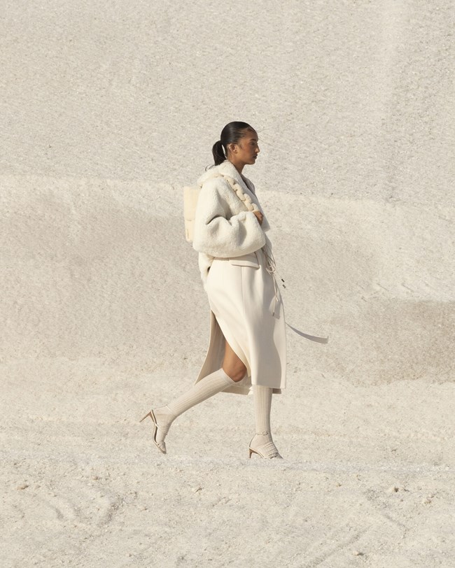 Jacquemus: Το εντυπωσιακό σόου μέσα στα αλμυρά βουνά της Αρλ