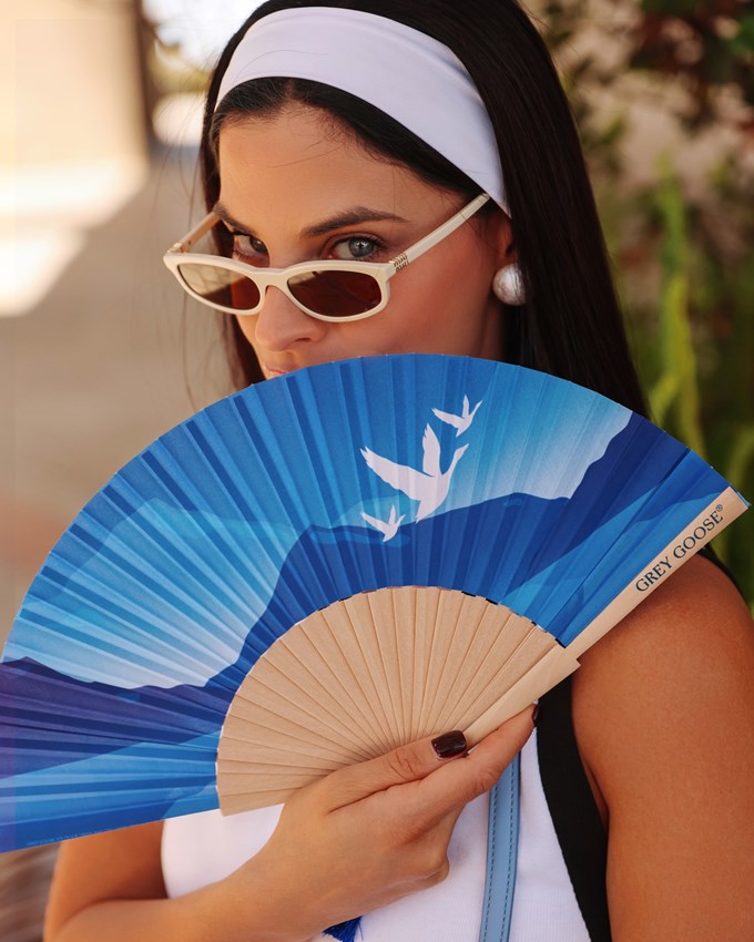 Η Χριστίνα Μπόμπα στα γήπεδα τένις του Navarino Challenge απολαμβάνοντας Grey Goose