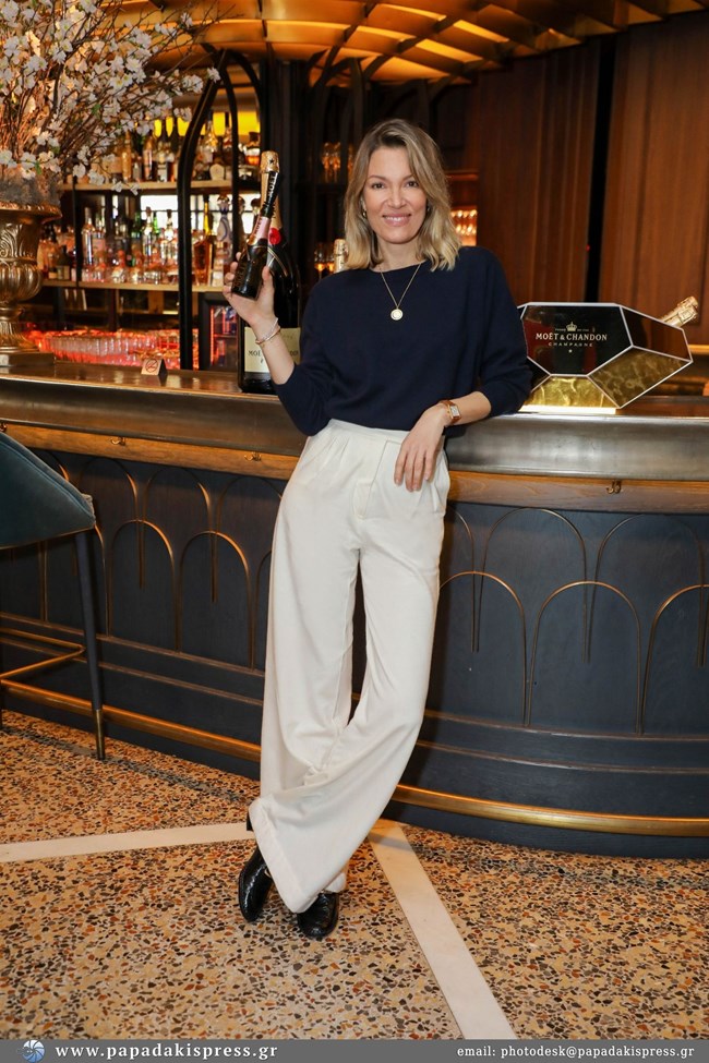 Η Βίκυ Καγιά φόρεσε τον πιο κομψό και διαχρονικό χρωματικό συνδυασμό