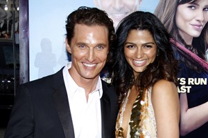 Η σύζυγος του Μάθιου Μακόναχι, Καμίλα Άλβες και η 14χρονη κόρη της Βίντα στα... κόκκινα, ολόιδιες και υπέροχες