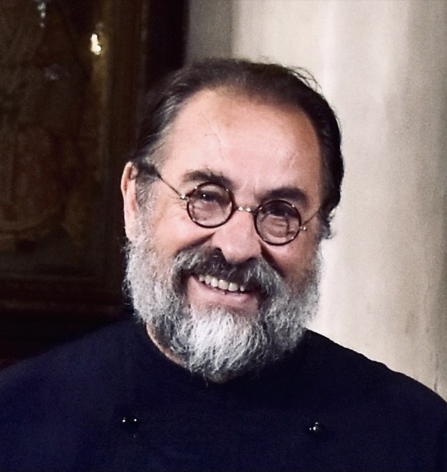 Ιερέας στην Πλάκα τέθηκε σε αργία γιατί έκανε "παπαδάκια" δύο κορίτσια