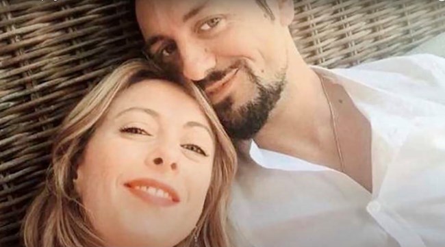 Άντρεα Τζιανμπρούνo: Ο μεγαλύτερος αντίπαλος της Τζόρτζια Μελόνι βρίσκεται στο κρεβάτι της