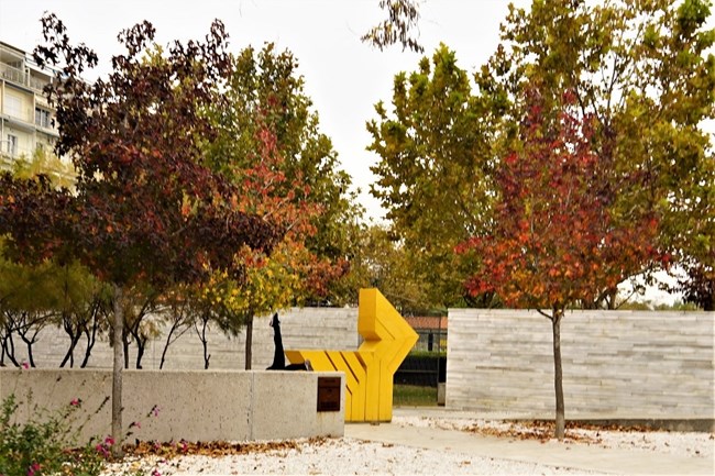 Κίτρινο γλυπτό, παραλία Θεσσαλονίκης