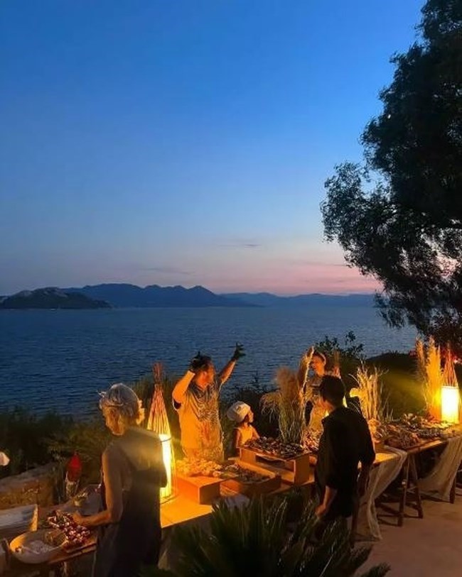 Σμαράγδα Καρύδη: Έκλεισε τα 55 και το γιόρτασε μαζί με τους φίλους της στο σπίτι στην Αίγινα