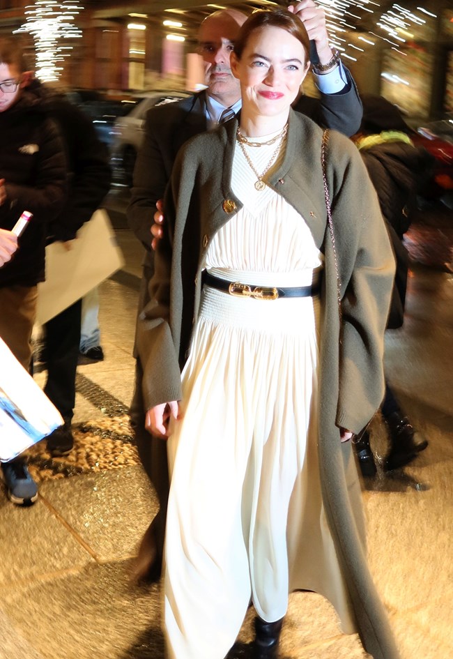 Έμα Στόουν: Το effortless chic look με κρεμ αέρινο φόρεμα και cozy χρωματιστό πανωφόρι