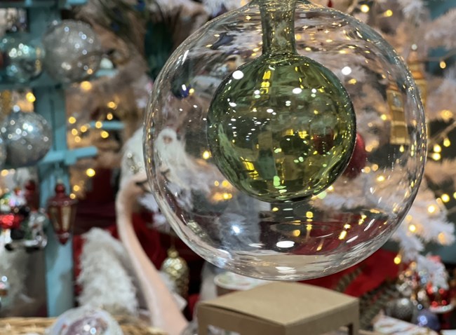 Θεσσαλονίκη: το κατάστημα με τα vintage στολίδια προσφέρει από καρυοθραύστες ως κολιμπρί