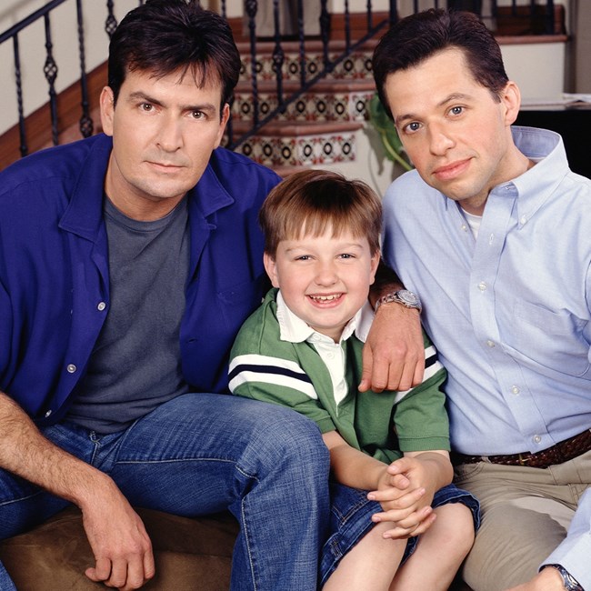 Two and a Half Men: η σειρά που μοίρασε γέλιο, εκατομμύρια αλλά και πολύ πόνο στους πρωταγωνιστές της