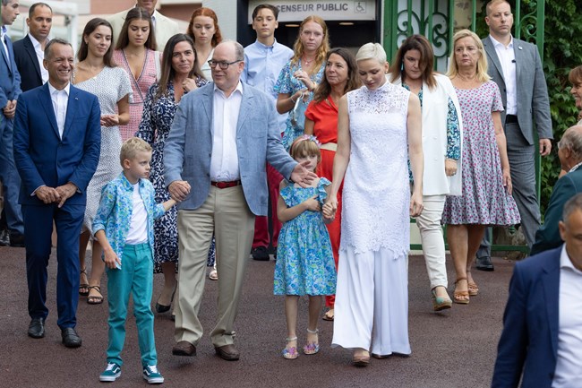 Πριγκίπισσα Σαρλίν: Κομψή και αριστοκρατική με το πιο αναπάντεχο χρώμα του φθινοπώρου